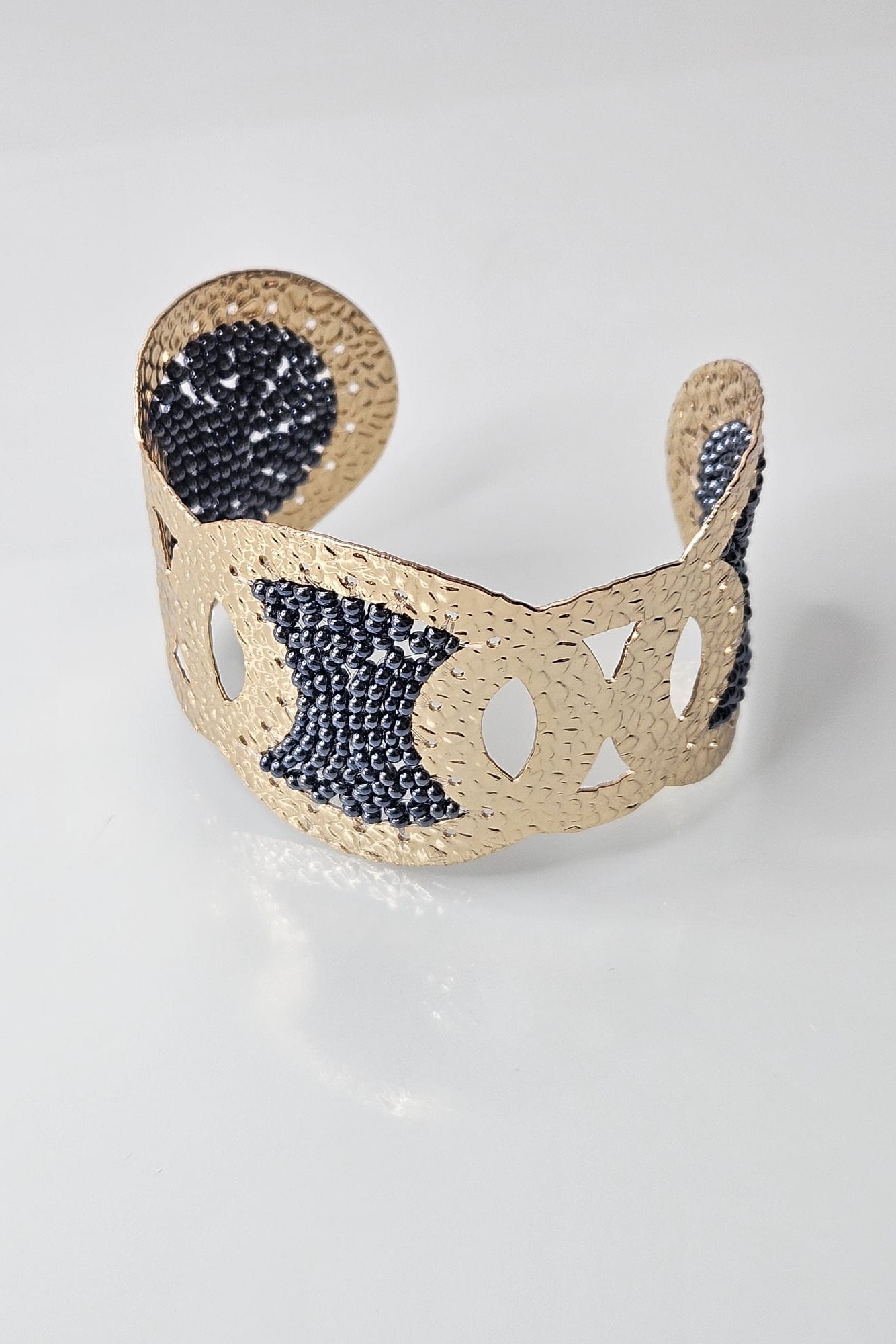 SET DE BRAZALETE Y ARETES DORADO CON GRIS OSCURO