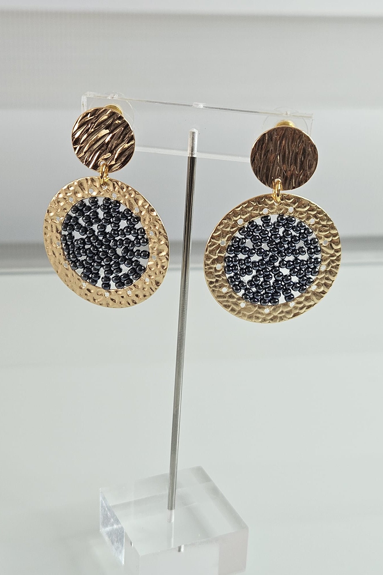 SET DE BRAZALETE Y ARETES DORADO CON GRIS OSCURO