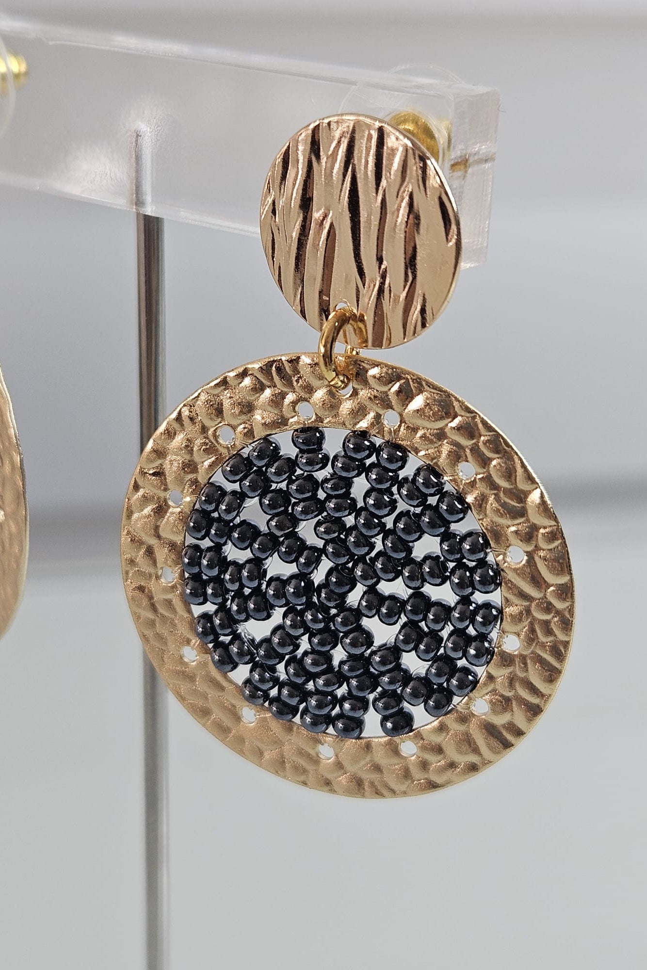 SET DE BRAZALETE Y ARETES DORADO CON GRIS OSCURO