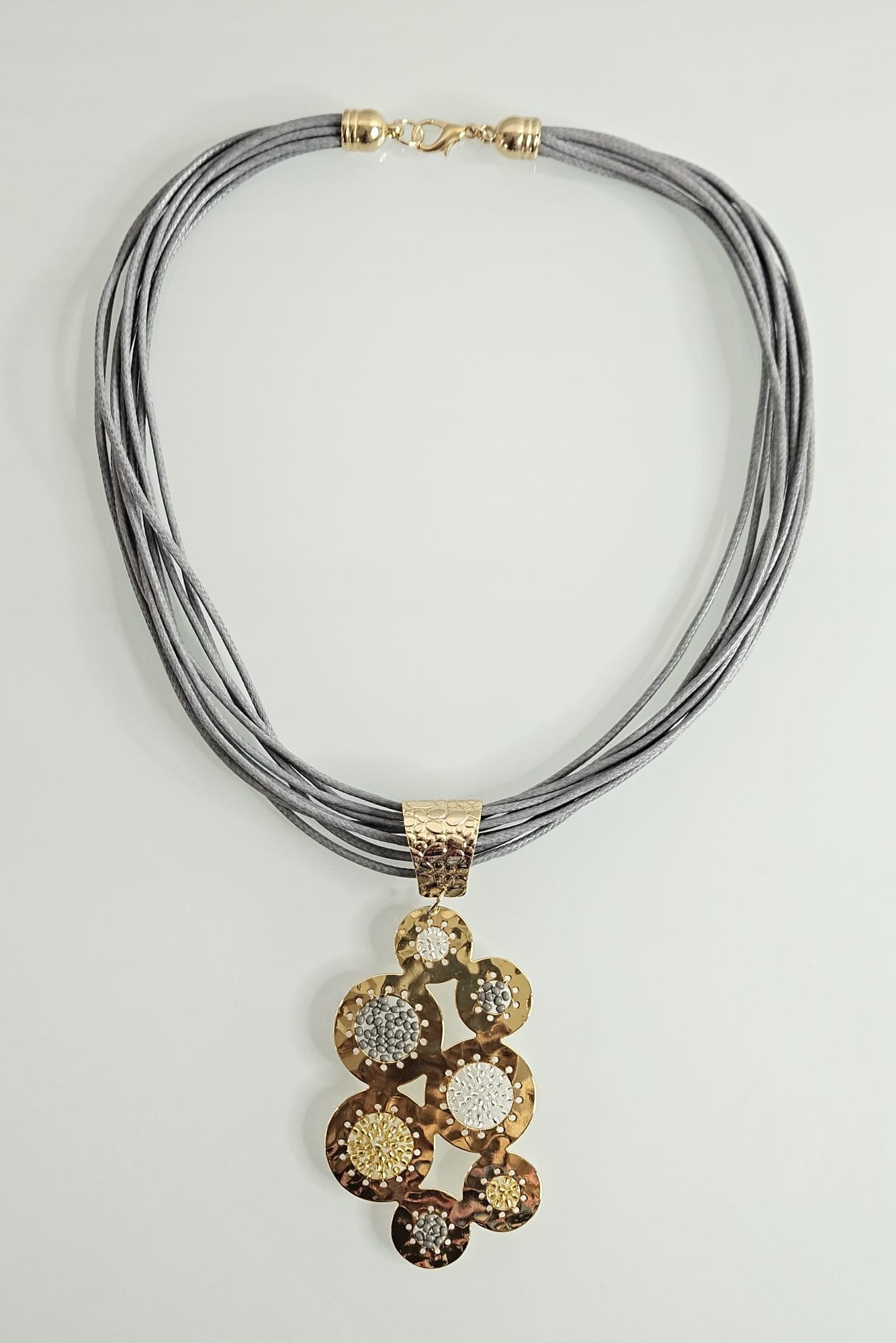 COLLAR GRIS EN PIEL CON PENDANT DORADO DE CÍRCULOS