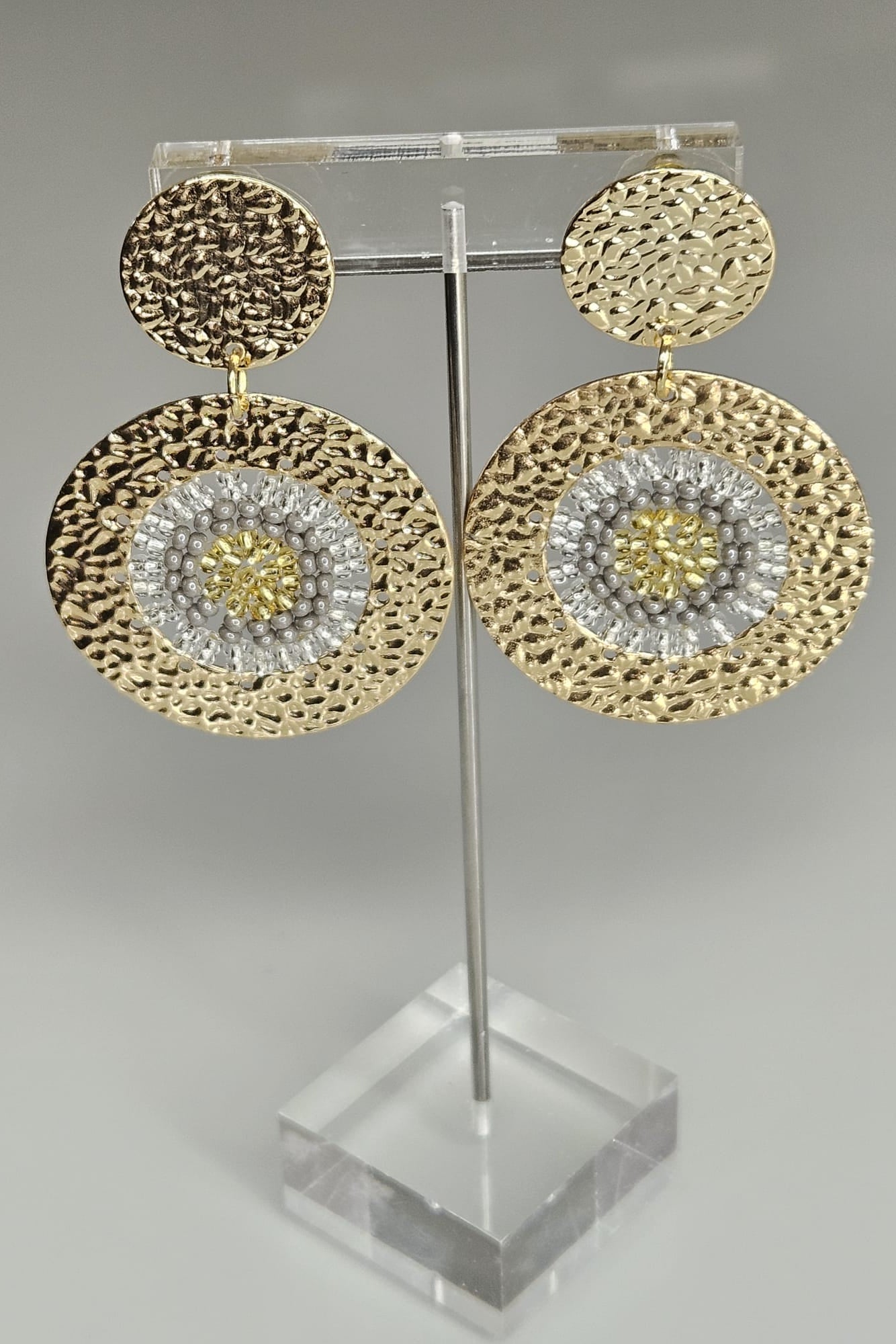 SET DE PULSERA TRENZADA Y ARETES DORADO, GRIS Y TRANSPARENTE