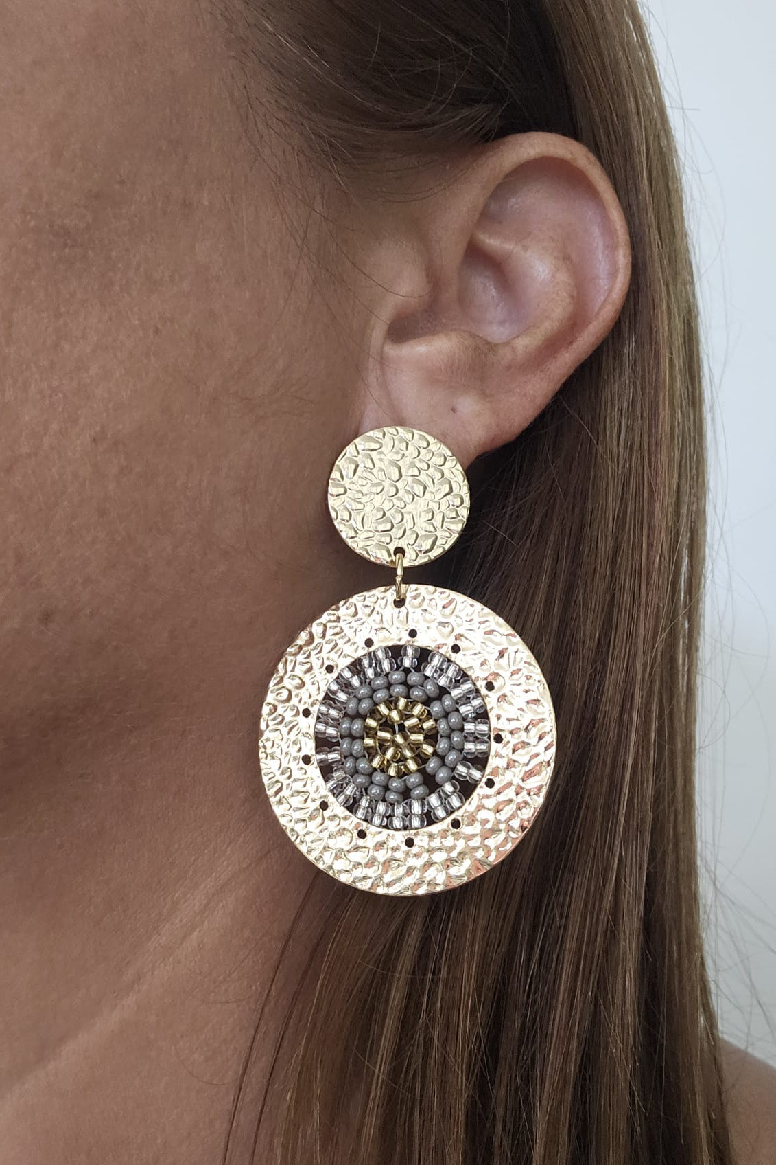 SET DE PULSERA TRENZADA Y ARETES DORADO, GRIS Y TRANSPARENTE