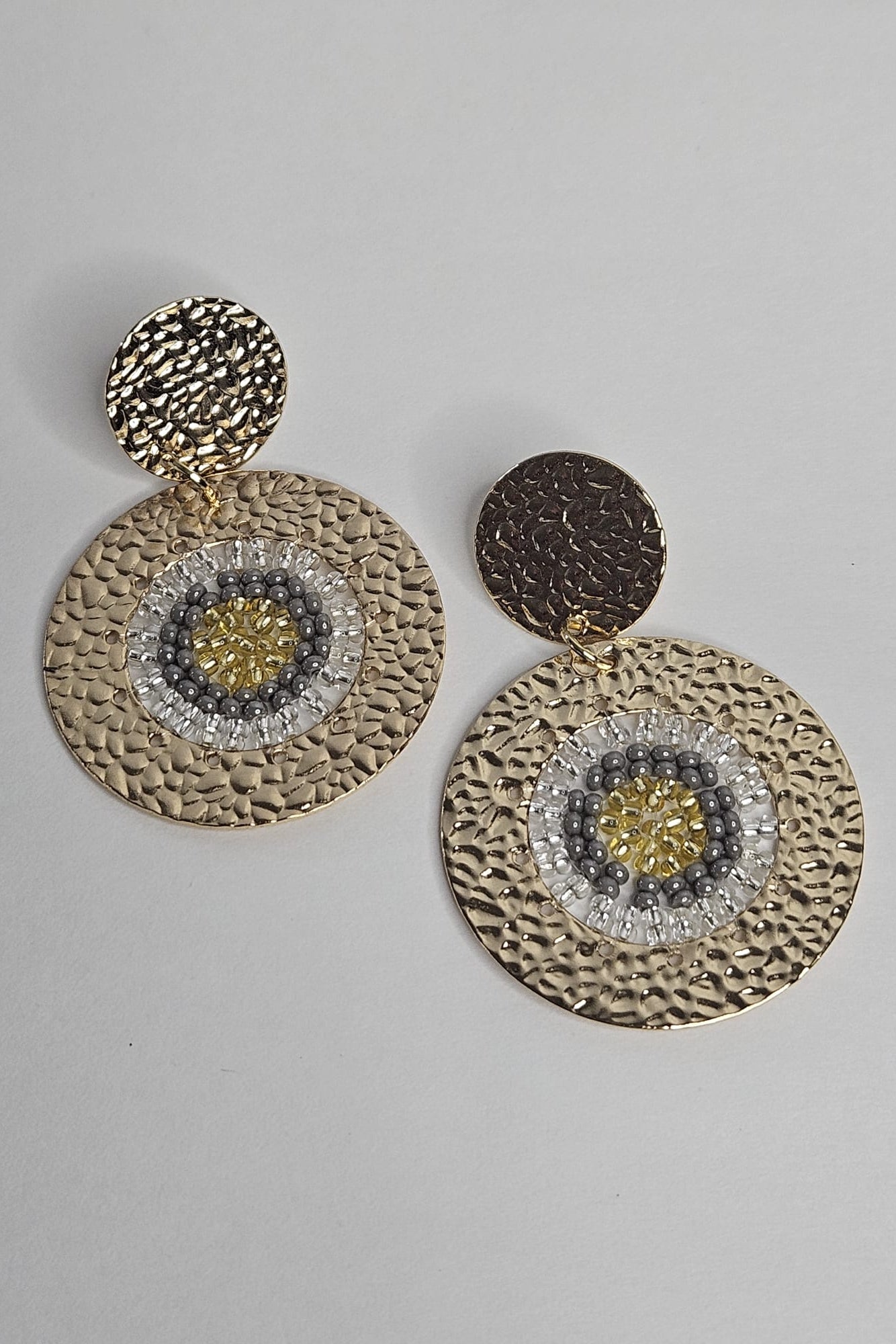 SET DE PULSERA TRENZADA Y ARETES DORADO, GRIS Y TRANSPARENTE