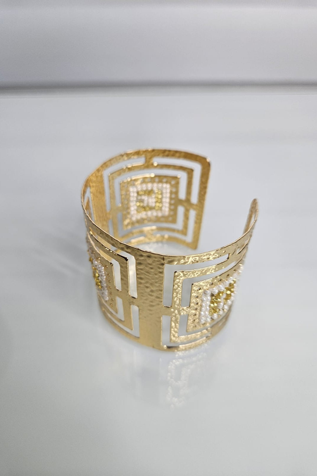SET DE BRAZALETE Y ARETES DORADO Y BLANCO.