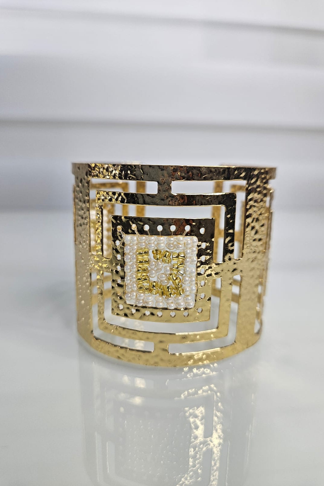 SET DE BRAZALETE Y ARETES DORADO Y BLANCO.