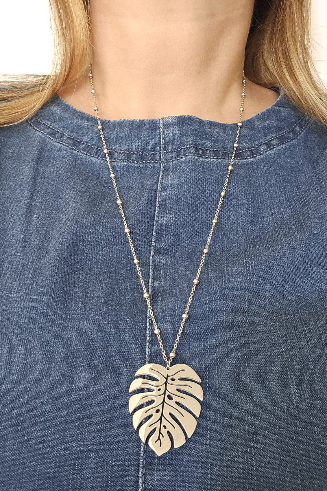 COLLAR PLATEADO DE CADENA CON ESFERAS Y PENDANT DE HOJA