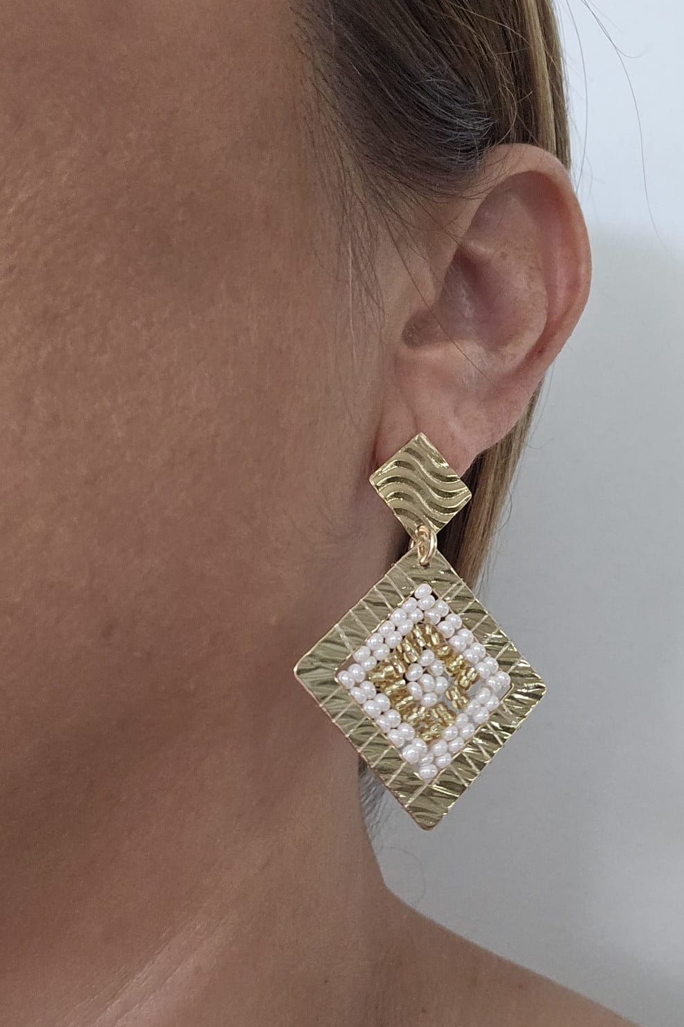 SET DE BRAZALETE Y ARETES DORADO Y BLANCO.