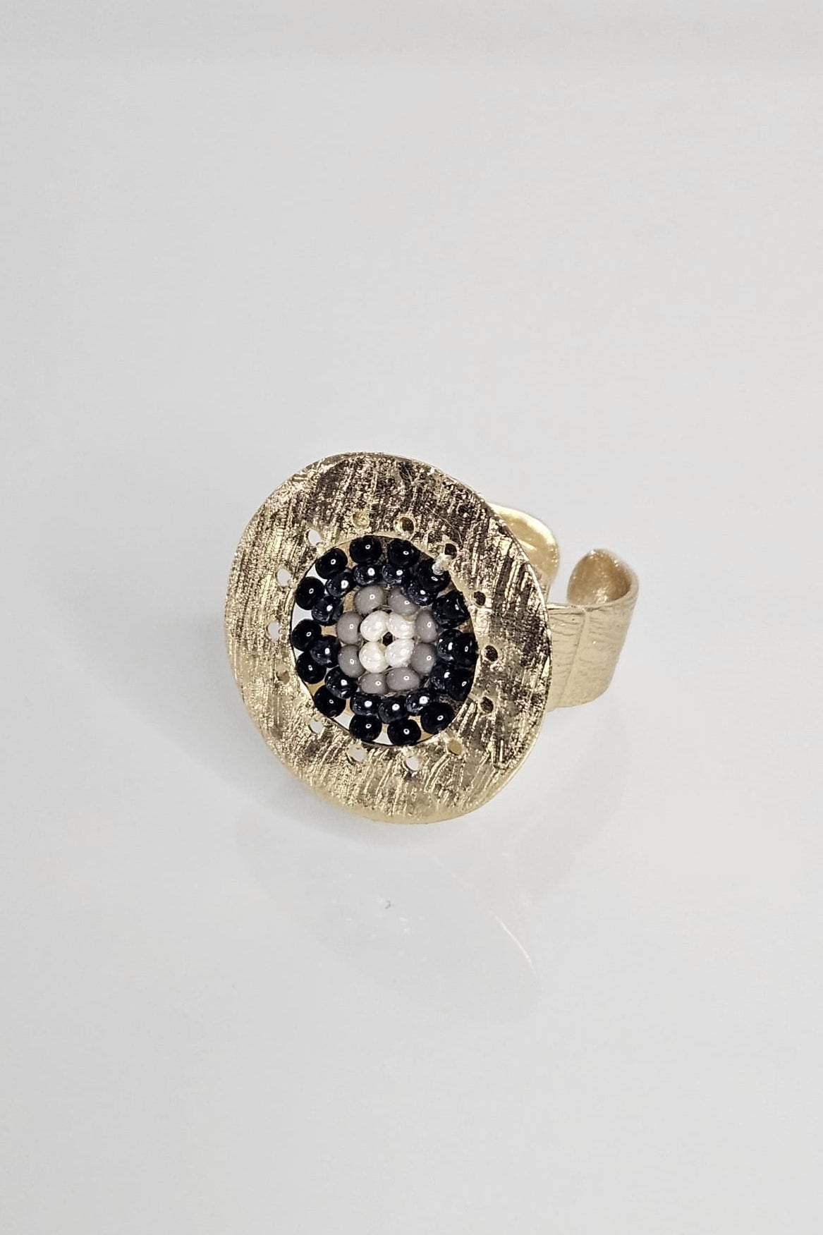 SORTIJA PEQUEÑA DORADA CON NEGRO, GRIS Y BLANCO