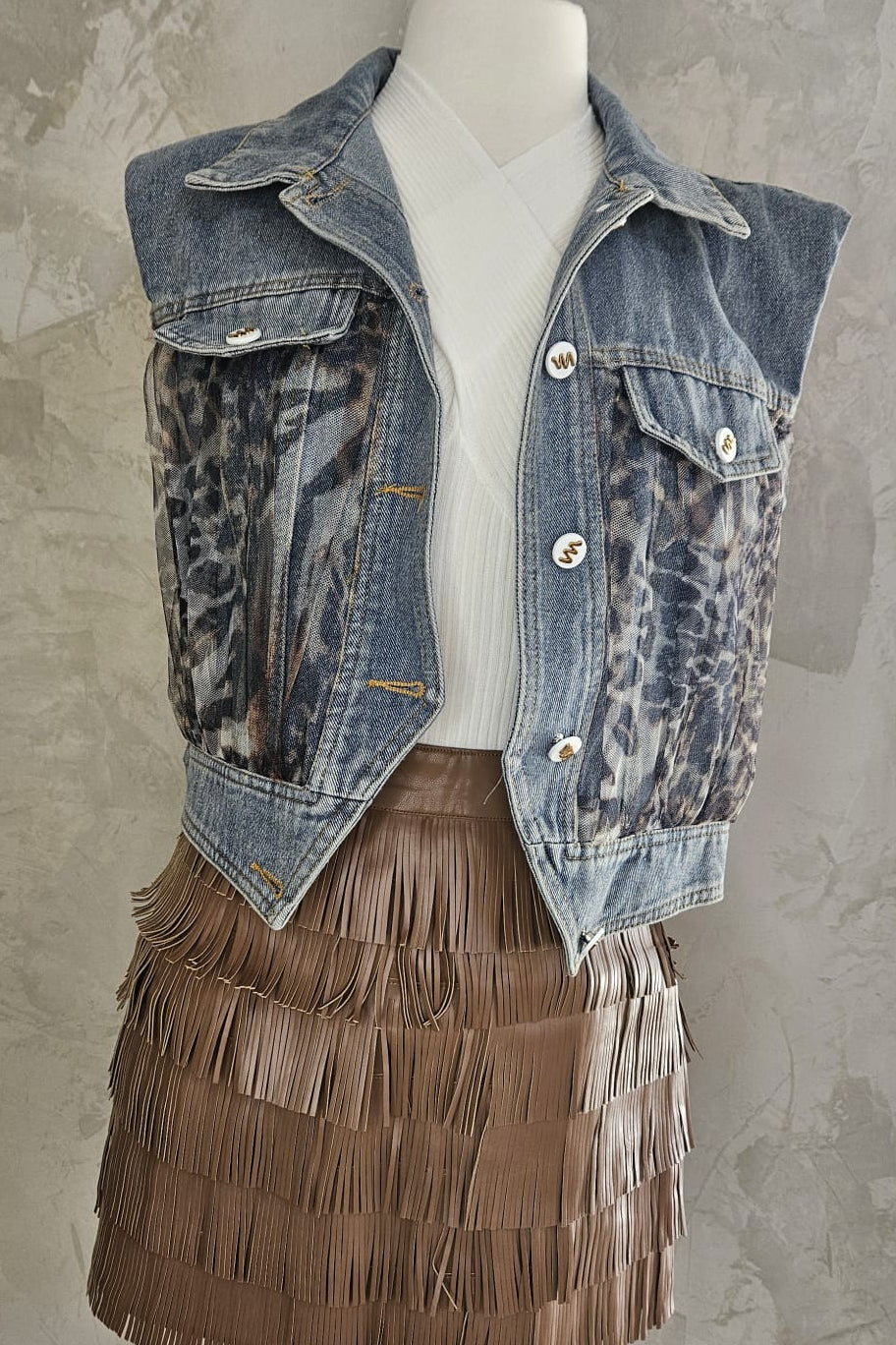 JACKET DE MAHÓN SIN MANGAS Y DETALLES ANIMAL PRINT