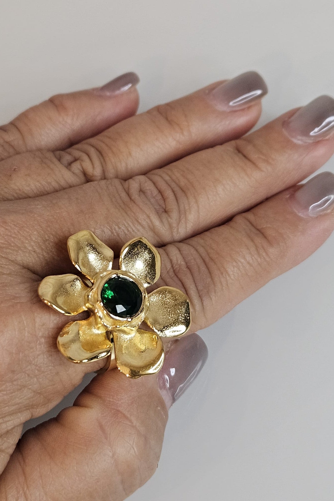 SET DE CADENA Y SORTIJA DE FLOR DORADA CON VERDE