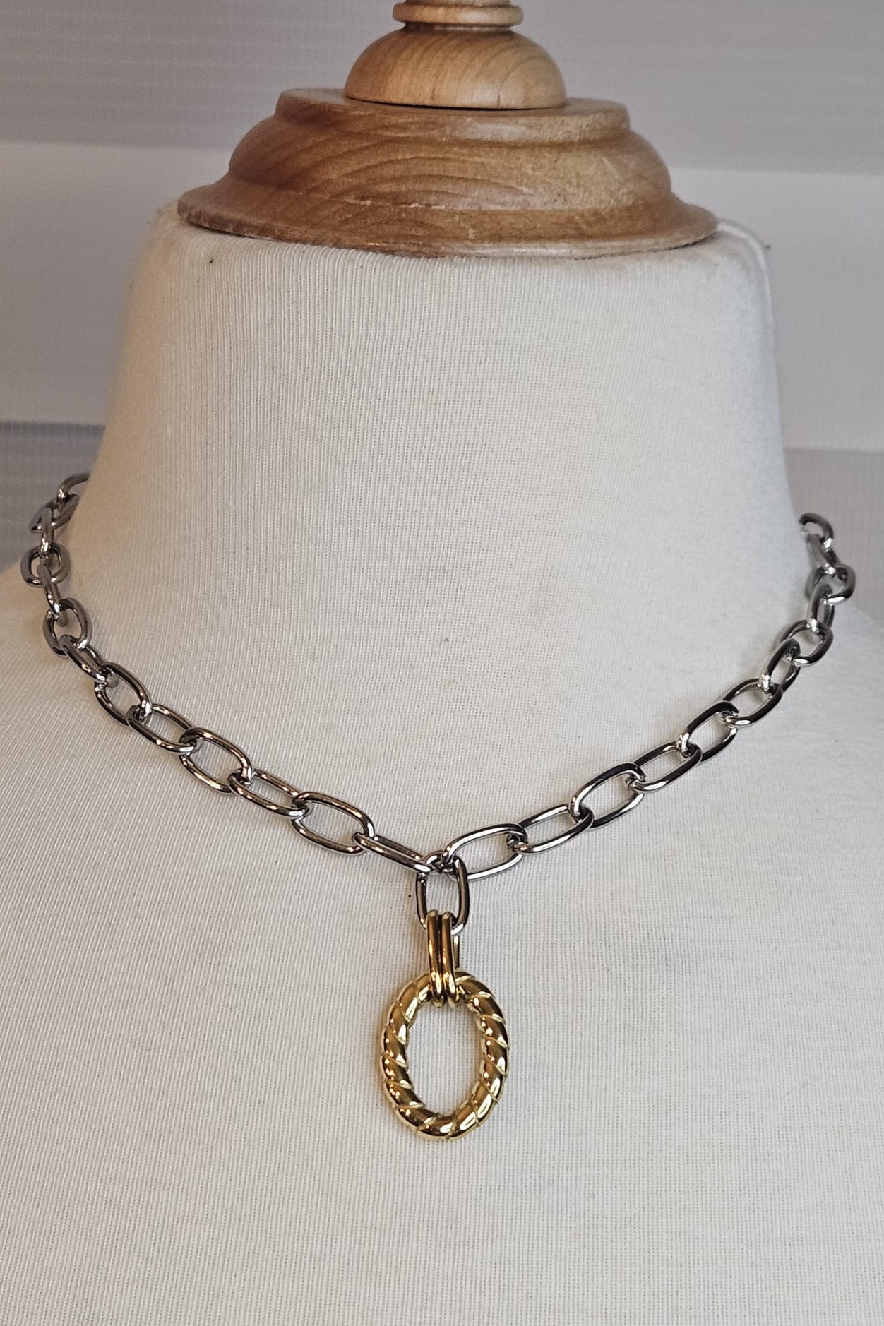 COLLAR PLATEADA CON PENDANT Y PANTALLAS DORADAS