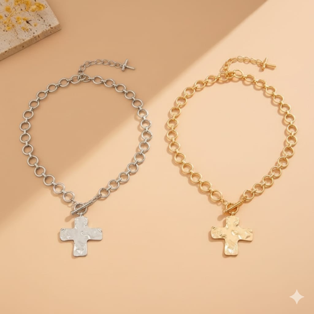 COLLAR CON CRUZ MARTILLADA Y CIERRE FRONTAL DORADO O PLATEADO