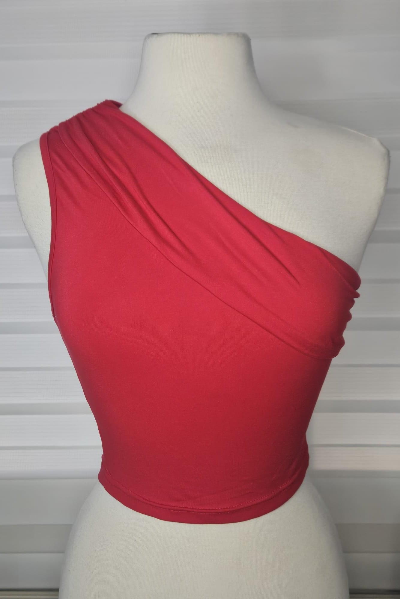 TOP ROJO FRUNCIDO DE UN SOLO HOMBRO