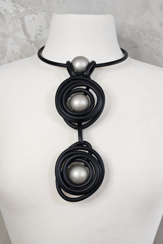 COLLAR NEGRO Y PLATEADO