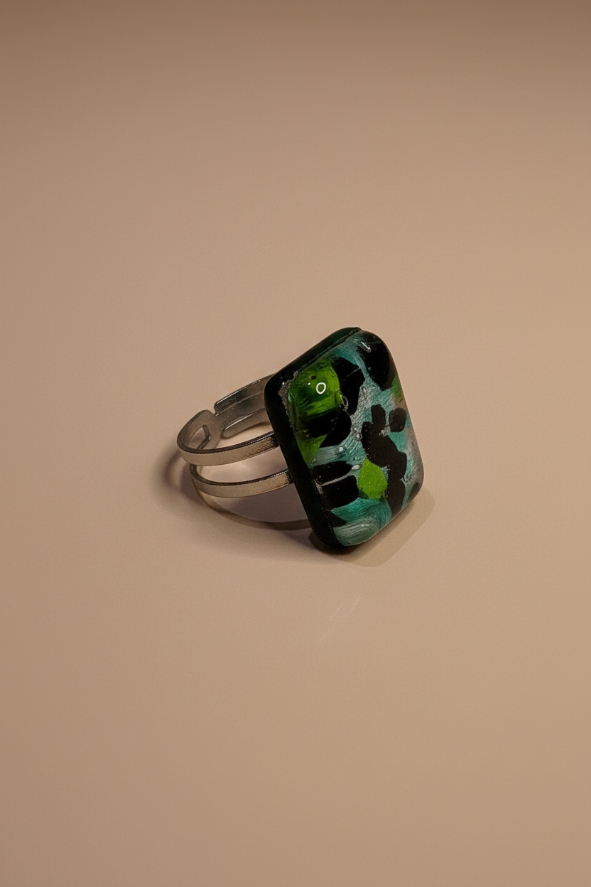 Anillo verde side view fondo nude