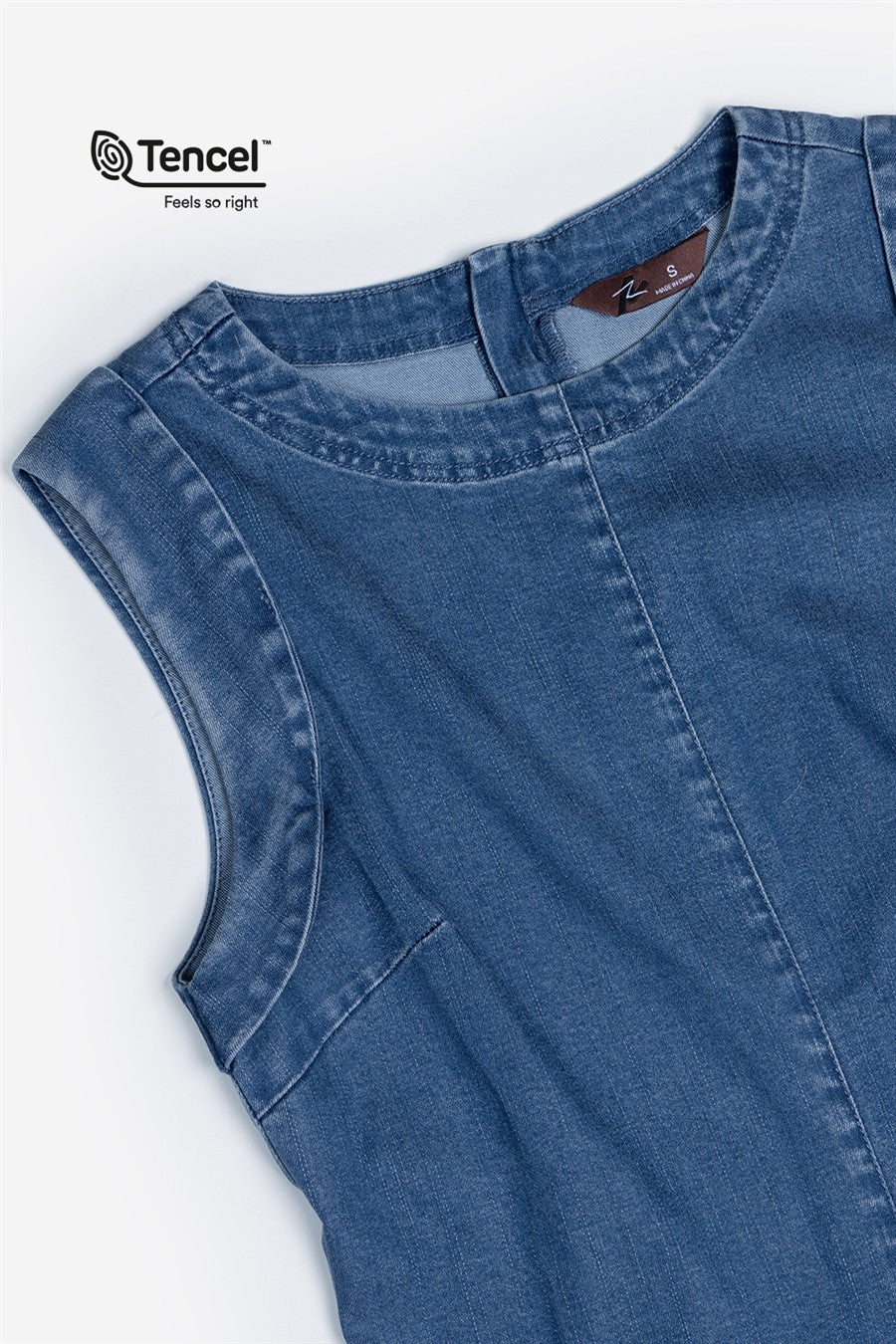 TRAJE RECTO EN "DENIM" SIN MANGAS CON DETALLE DE COSTURA