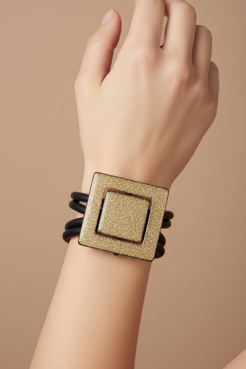 Brazalete dorado en brazo de modelo
