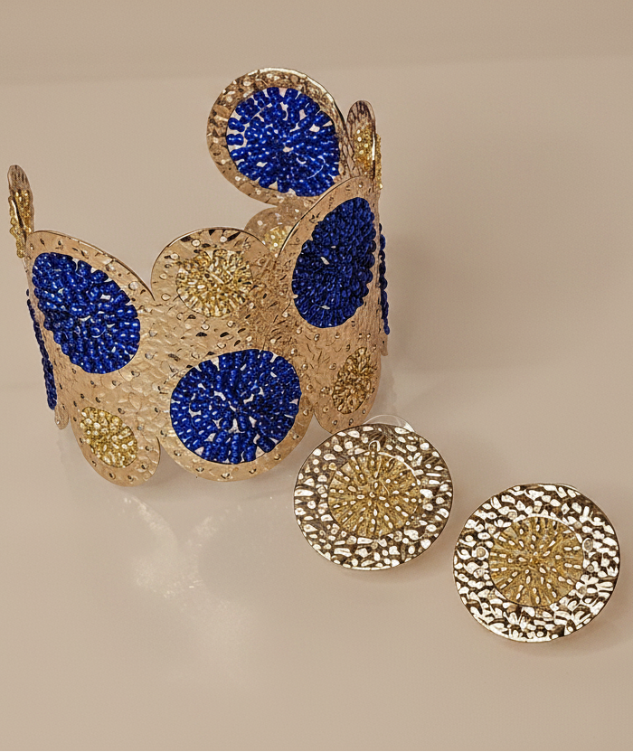 Brazalete y aretes fondo nude