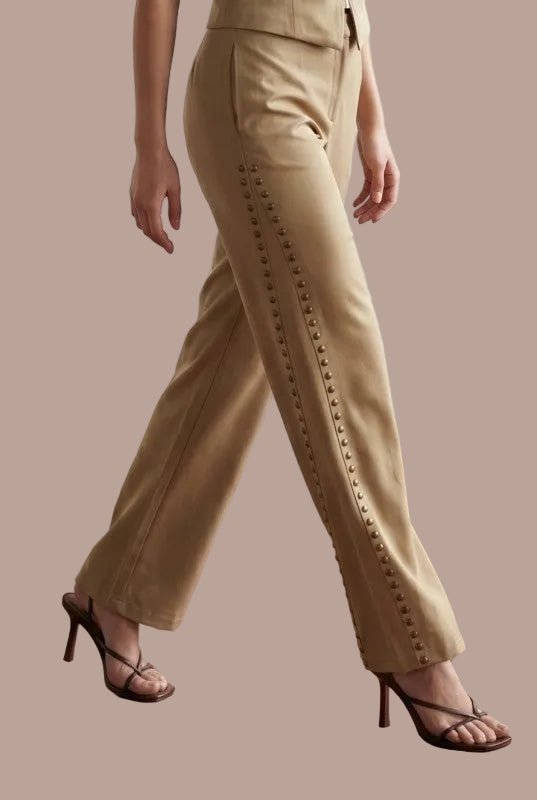 PANTALONES DE PIERNA ANCHA CON TACHUELAS LATERALES