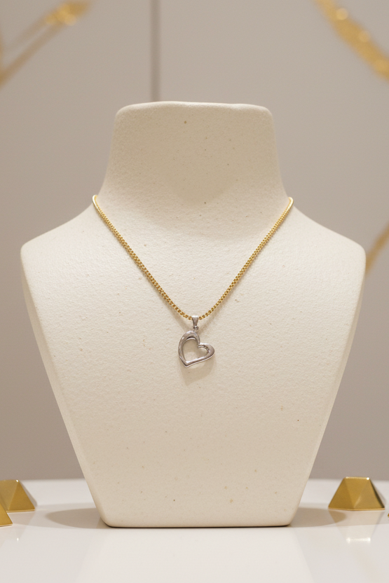 Cadena con dije de corazón en display de joyería