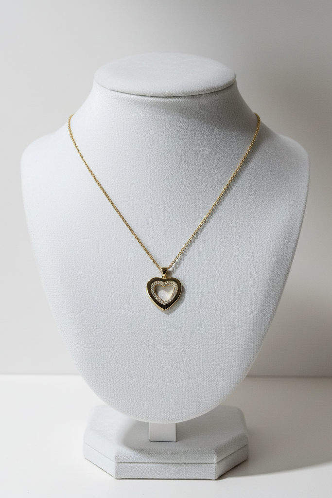 Cadena con dije de doble corazón en display de joyería