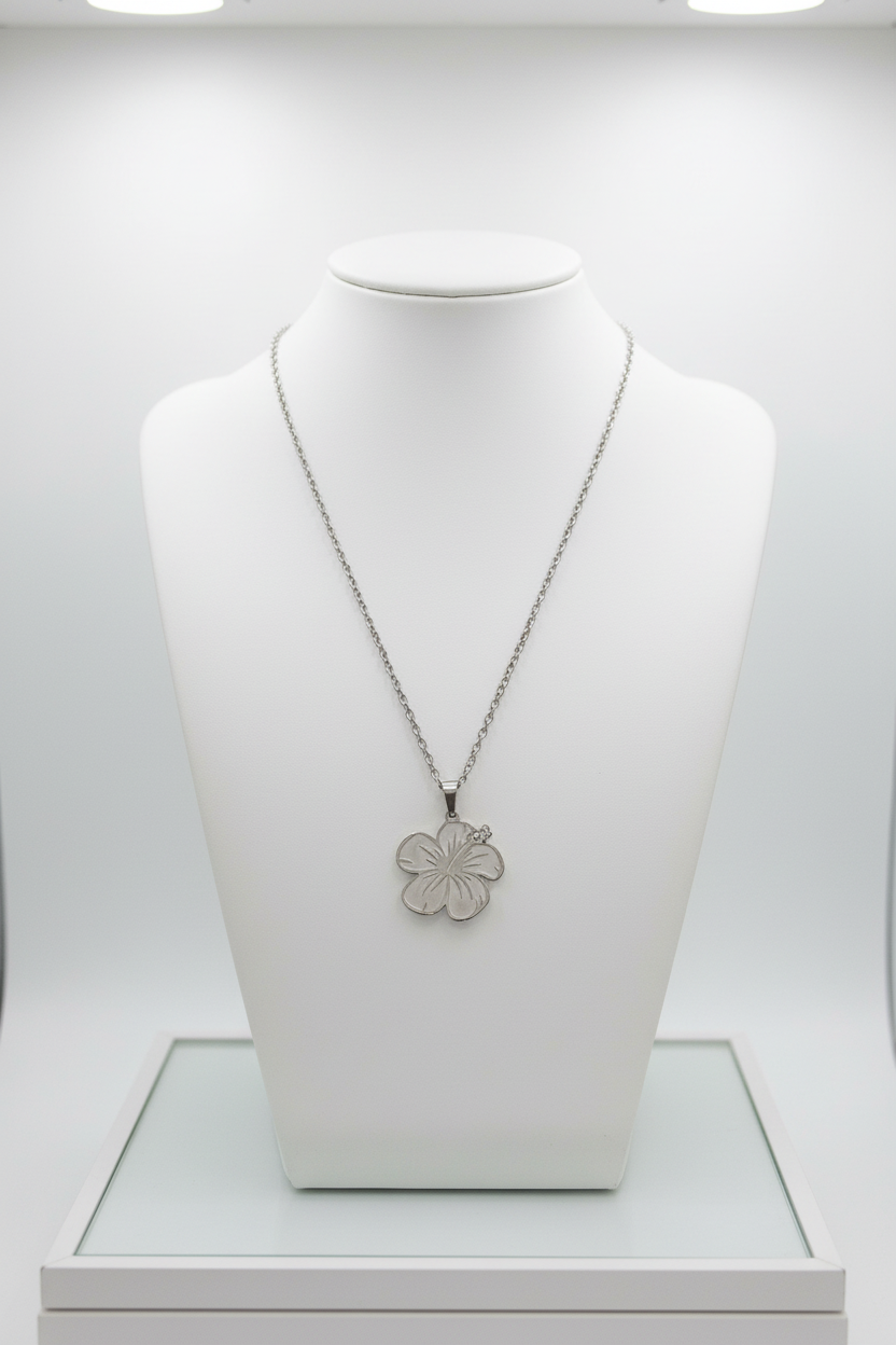 Cadena con dije de flor en display de joyería