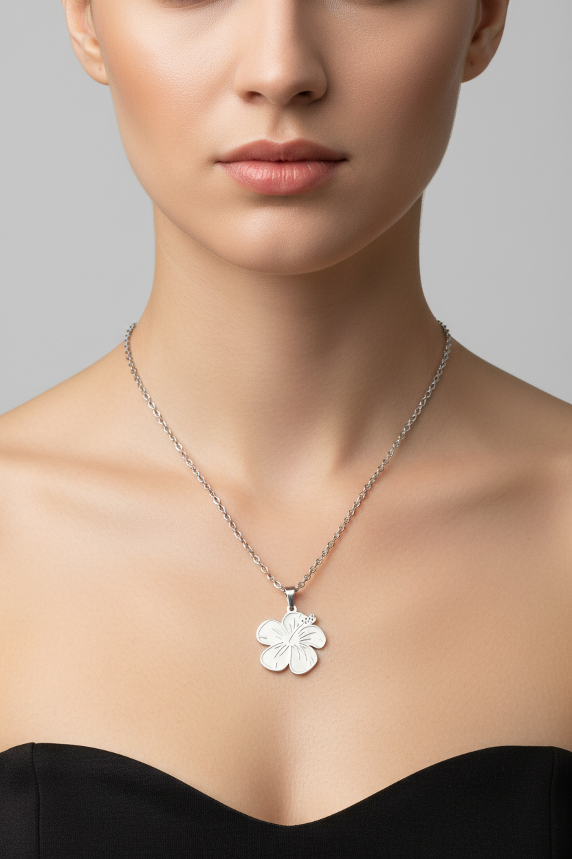 Cadena con dije de flor en modelo