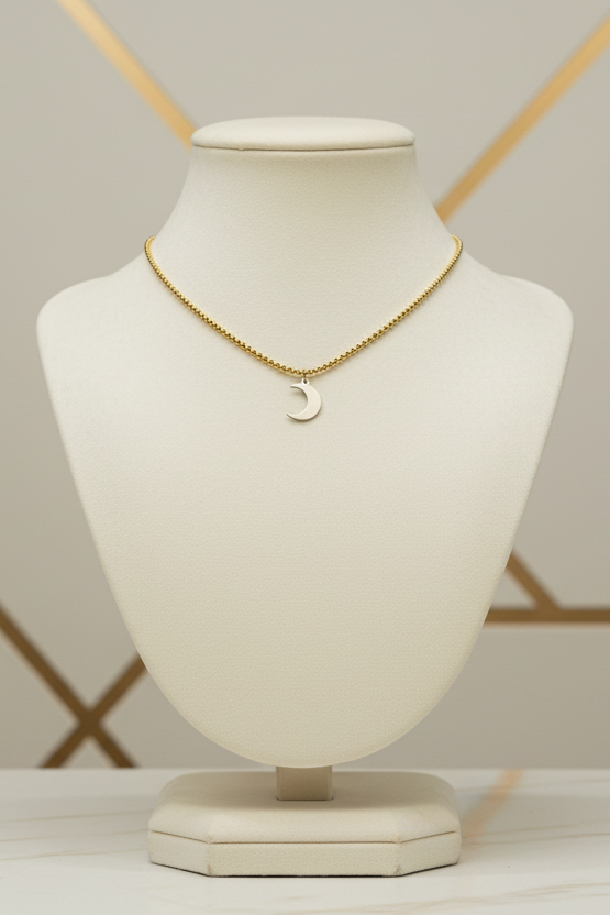 Cadena con dije de luna en display de joyería