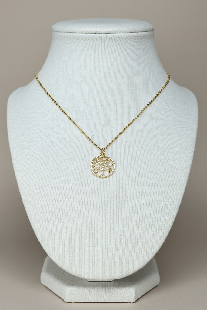 Cadena con dije de árbol de la vida en display de joyería