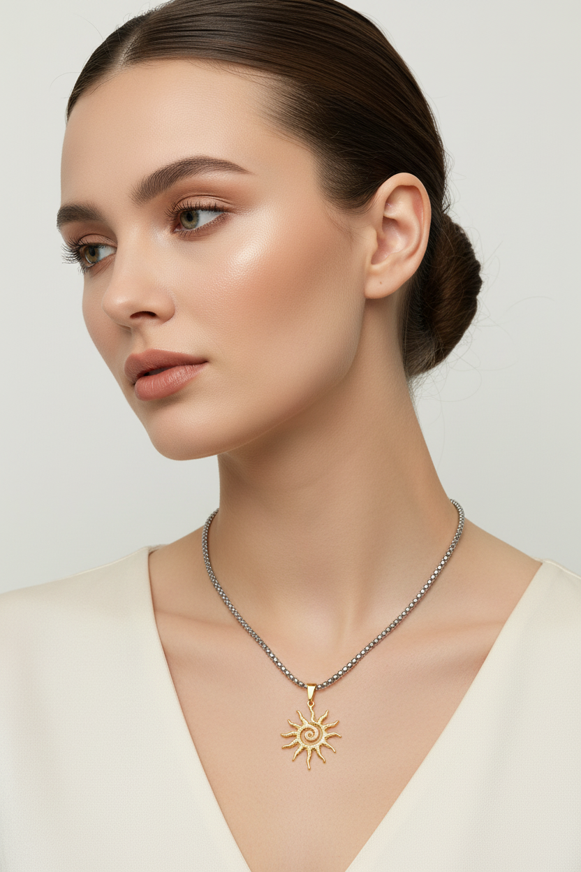 Cadena con dije de sol en modelo