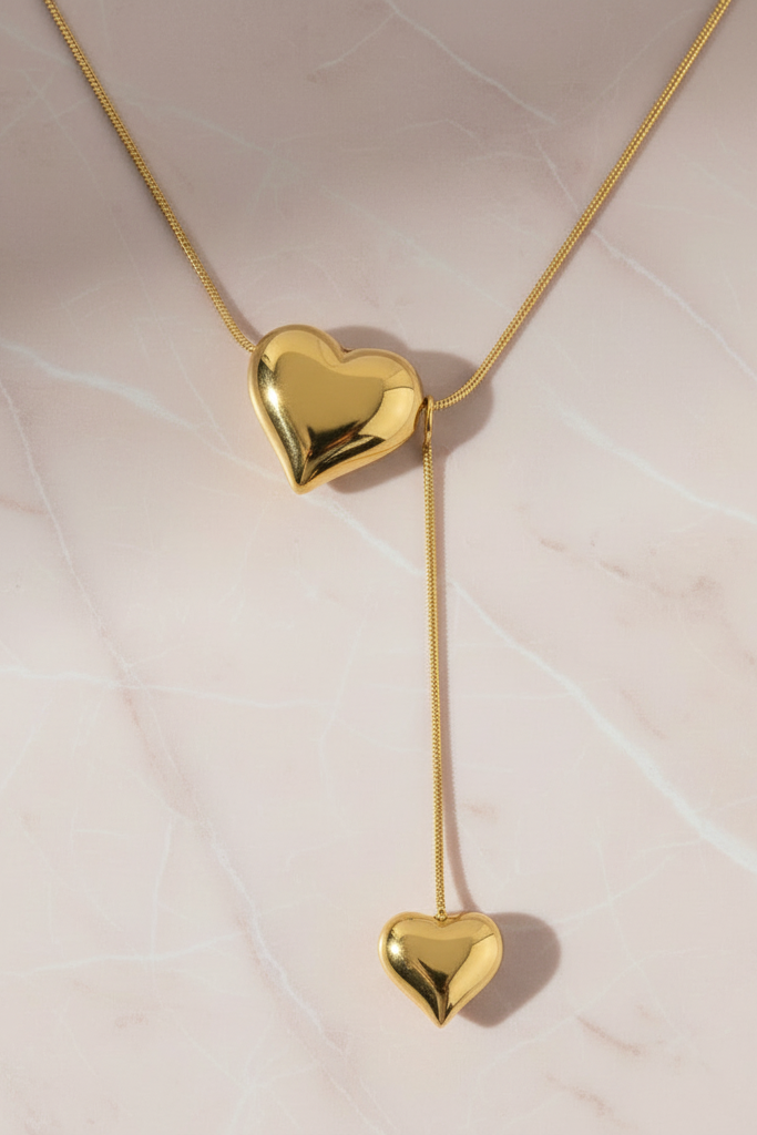 Cadena dorada con fondo estético