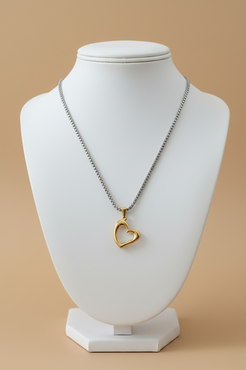Cadena plateada con dije de corazón dorado real en display