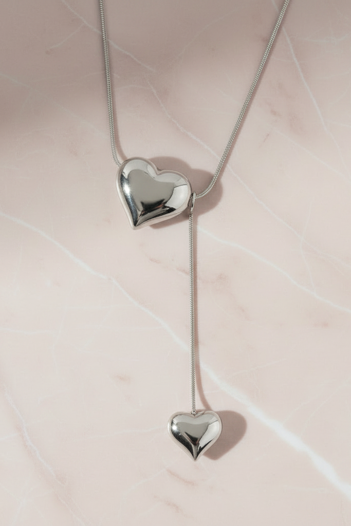 Cadena plateada con fondo estético