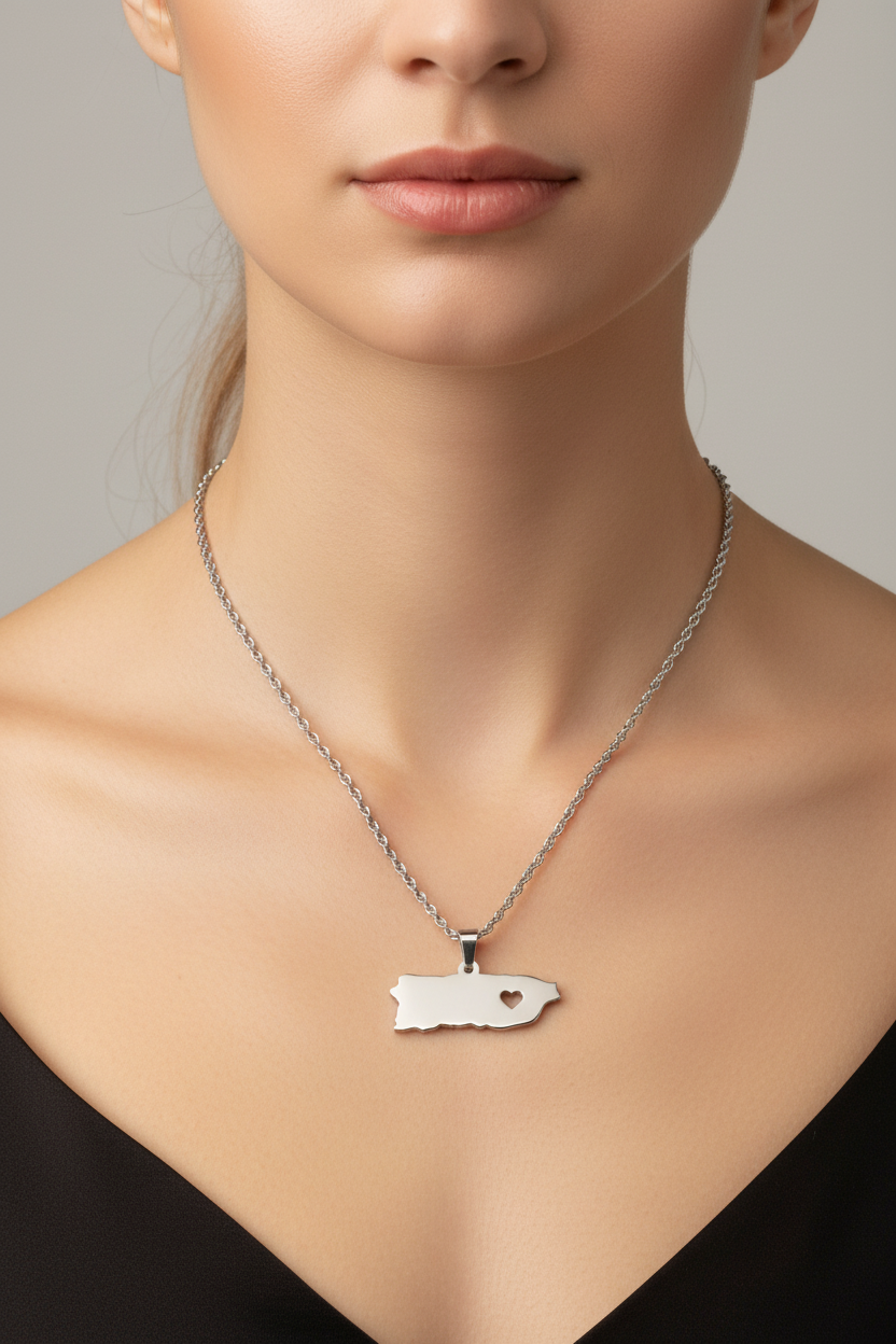 Cadena plateada de Puerto Rico con corazón en modelo