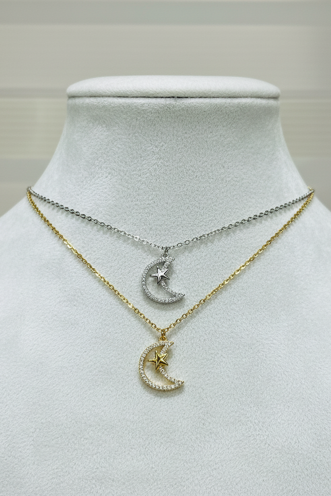 Cadenas con dijes de luna y estrella en display de joyería