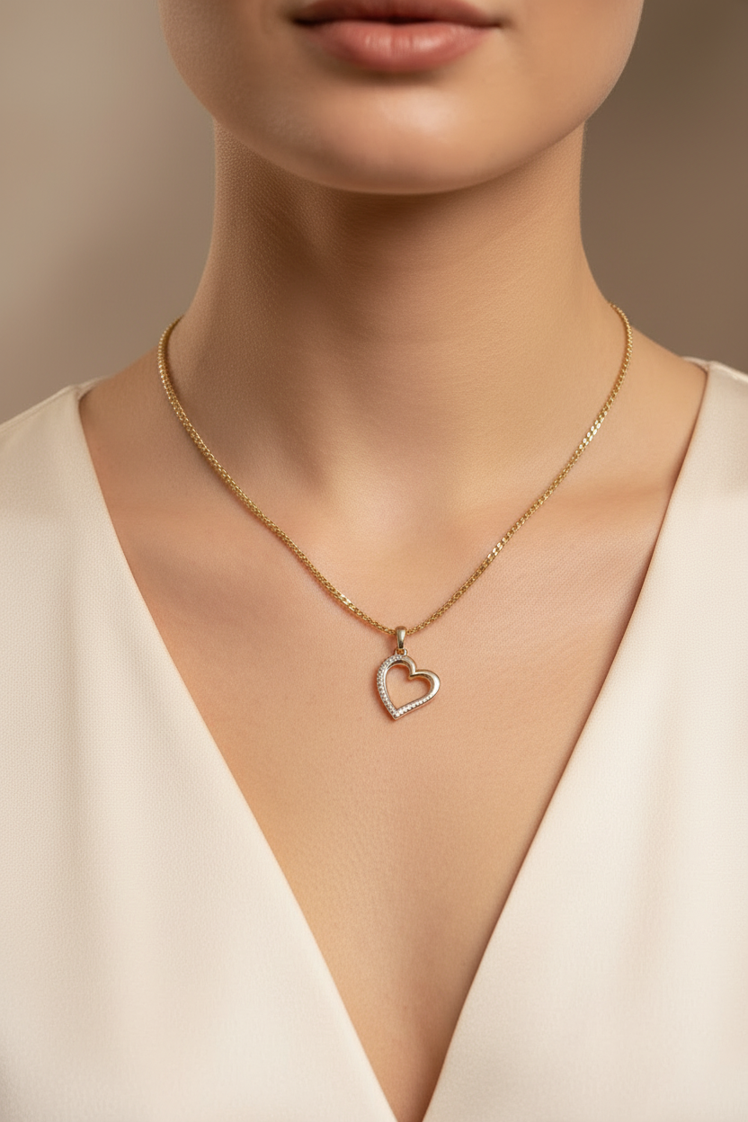 Close-up de cadena con dije de corazón en cuello de modelo