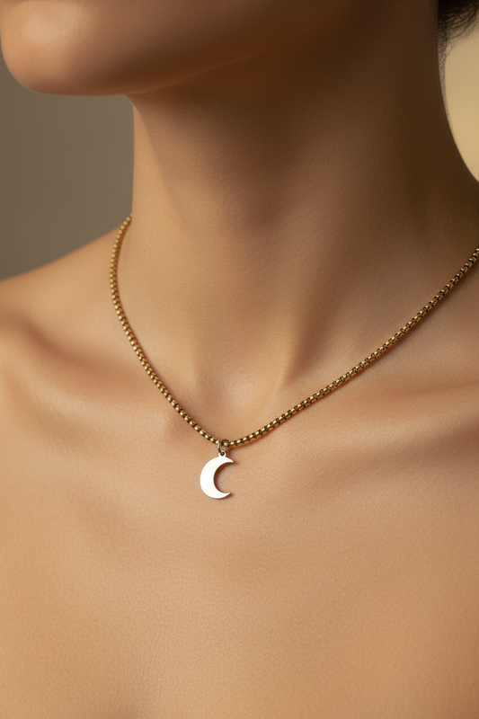 Close-up de cadena con dije de luna en cuello de modelo