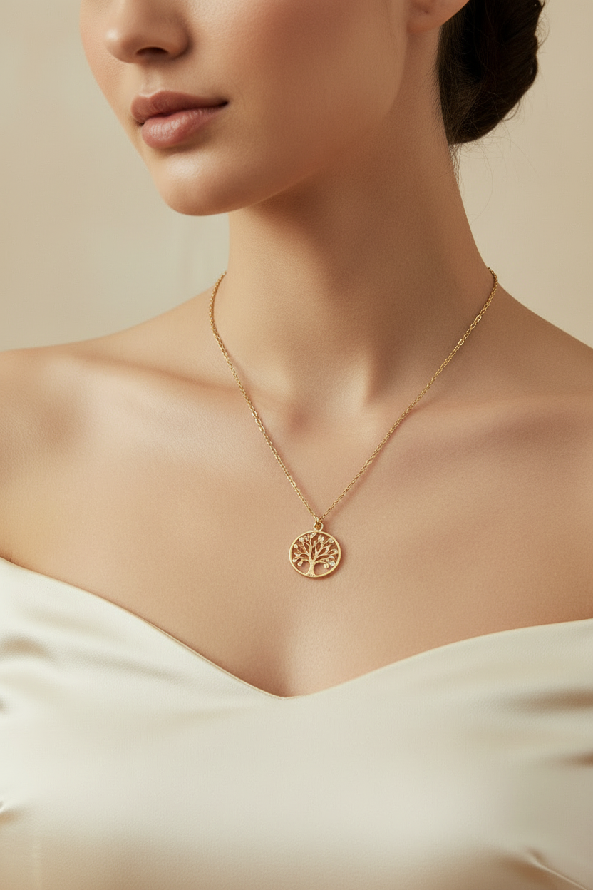 Close-up de cadena con dije de árbol de la vida en cuello de modelo