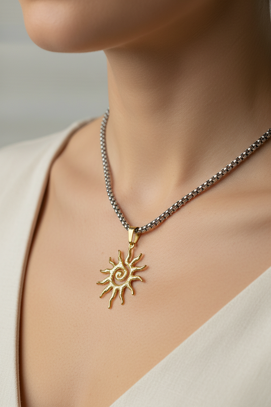 Close-up de cadena con dije de sol en cuello de modelo
