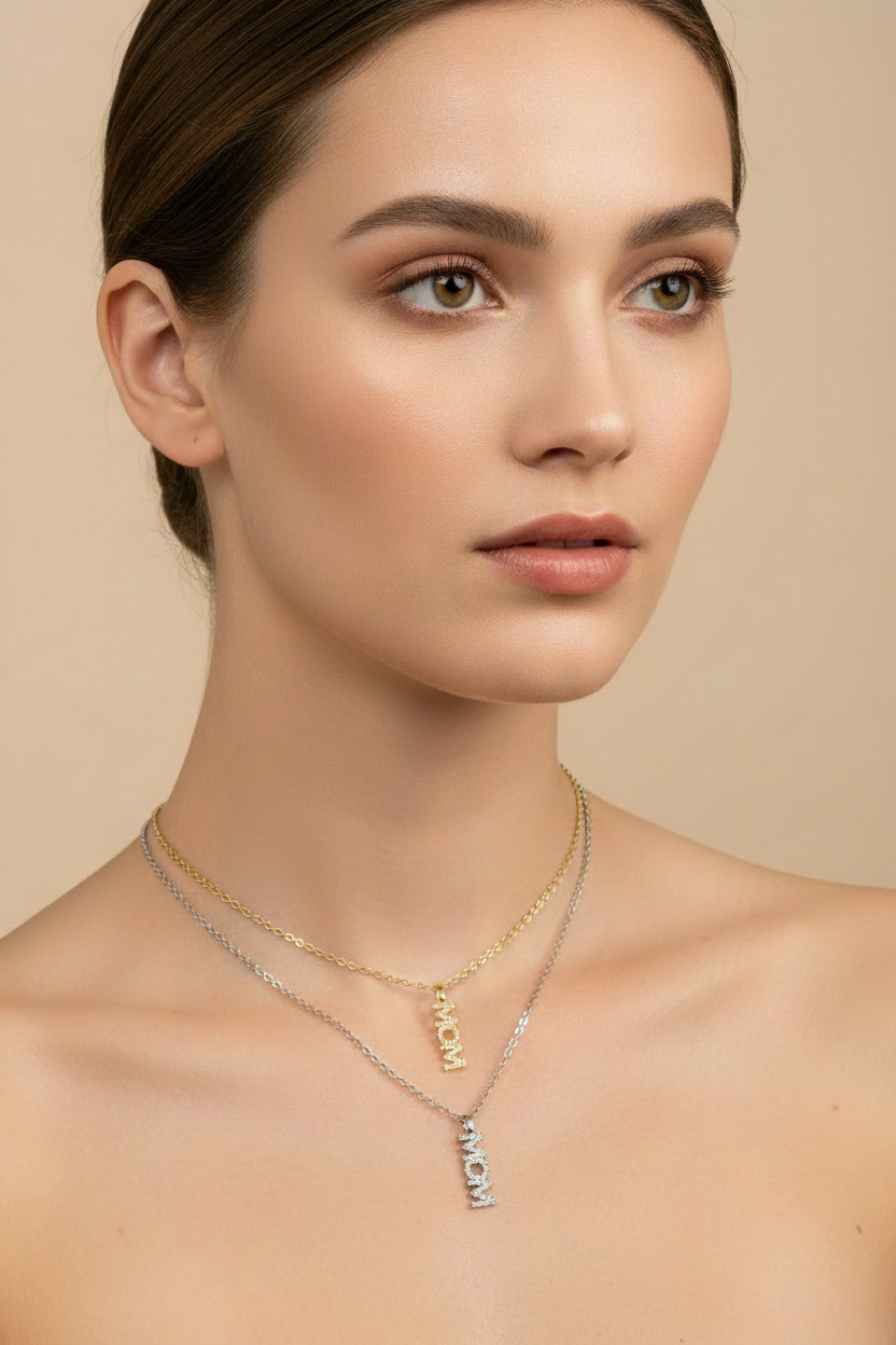 Close-up de cadenas con dijes de MOM en capas en cuello de modelo