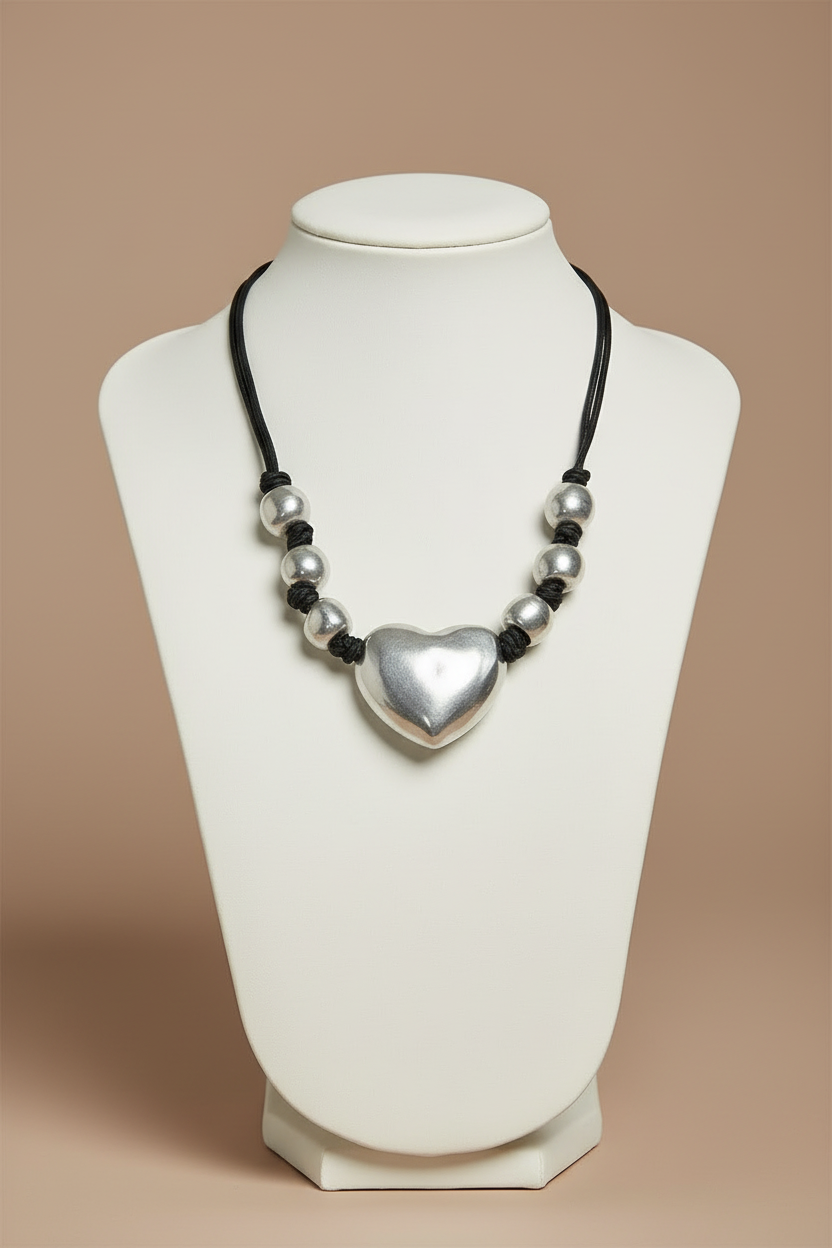 Collar corazón en display de joyería