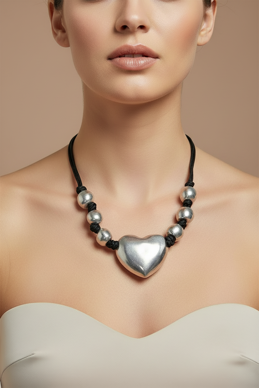 Collar corazón en modelo fondo nude