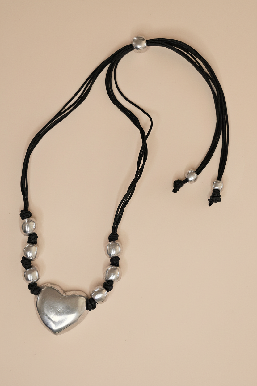 Collar corazón flat lay fondo nude