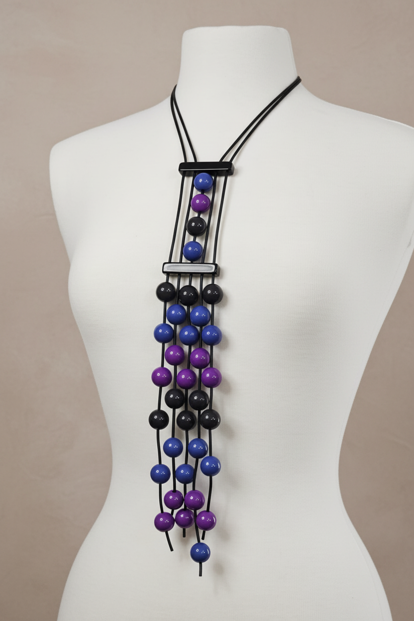 Collar en display de joyería con fondo nude