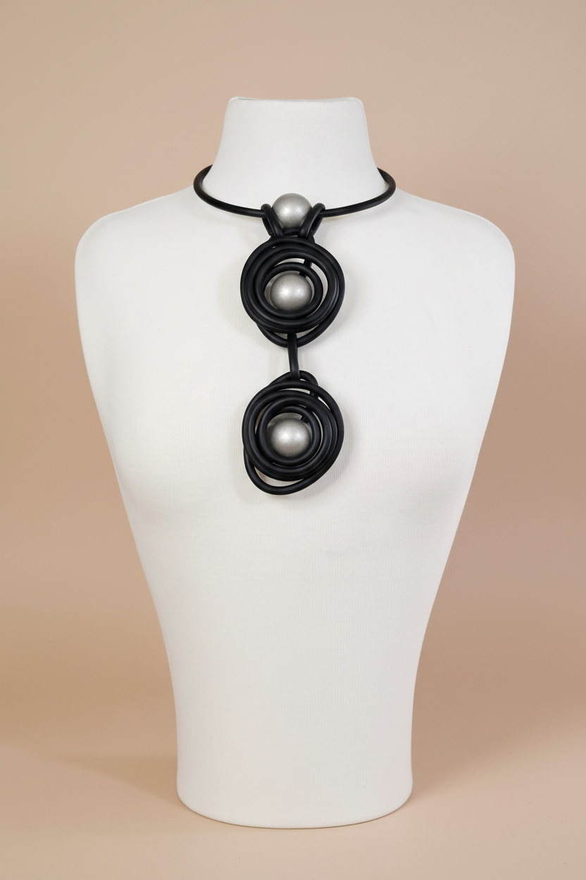 Collar en display de joyería fino con fondo nude