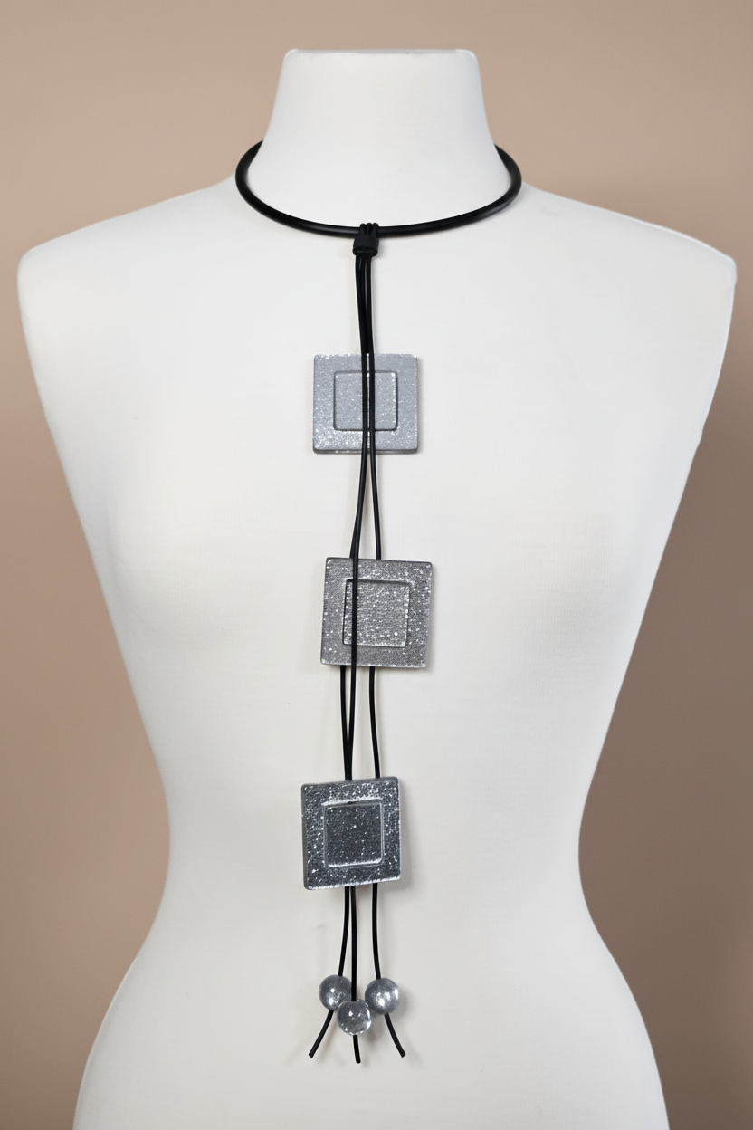 Collar plateado cuadros en display nude
