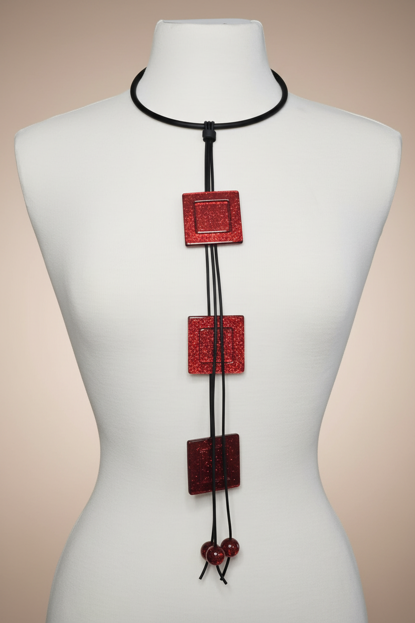 Collar rojo en display de joyería fino