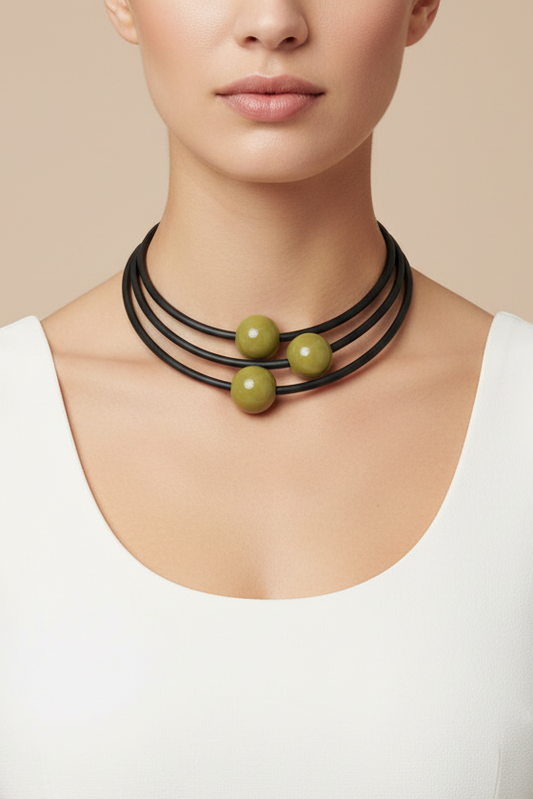 Collar verde oliva en cuello de modelo
