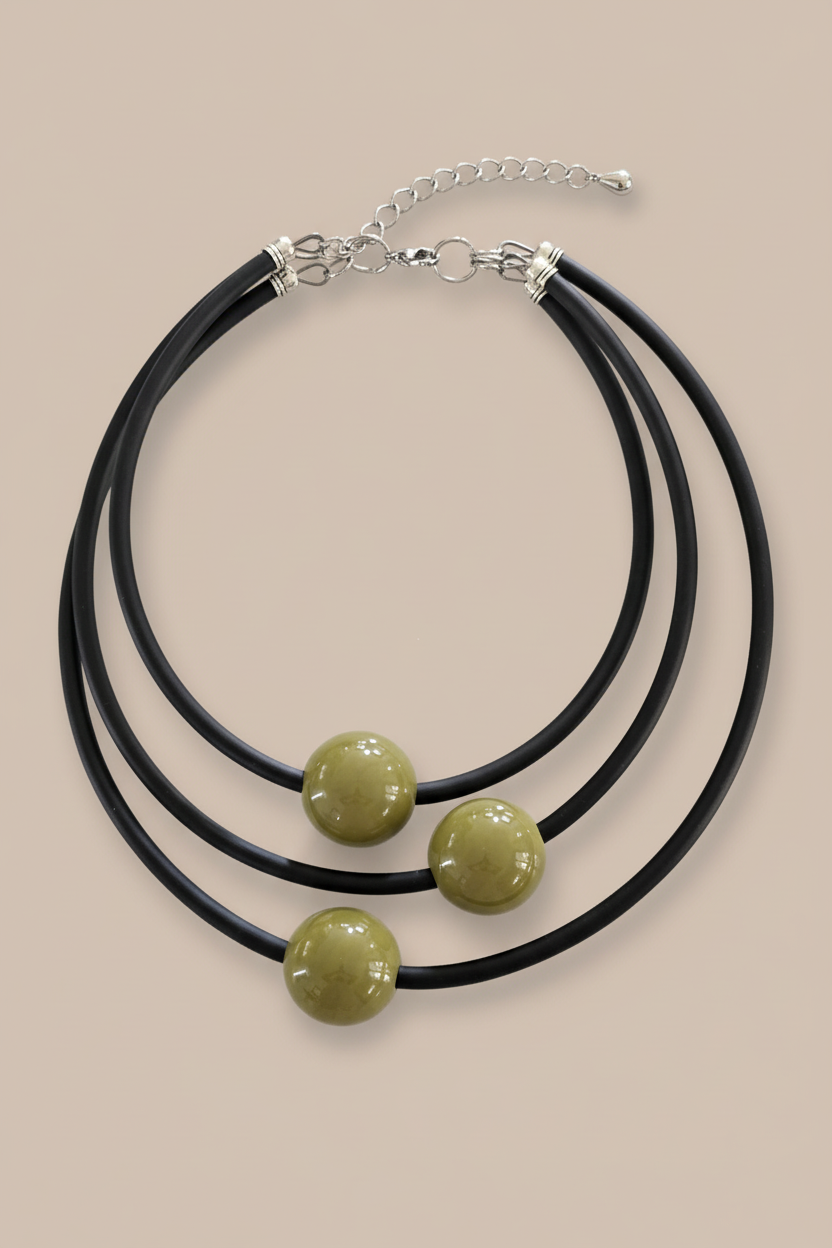 Collar verde oliva flat lay fondo nude