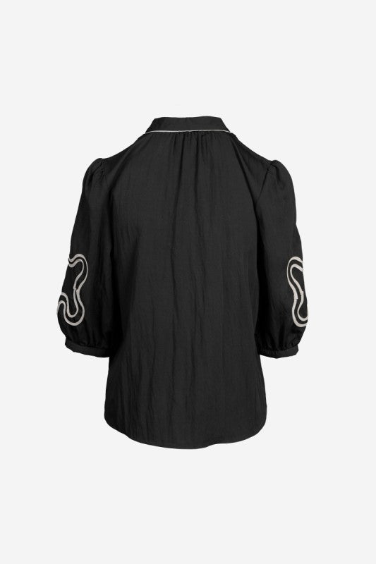BLUSA NEGRA CON APLIQUES ABSTRACTOS Y MANGAS 3/4